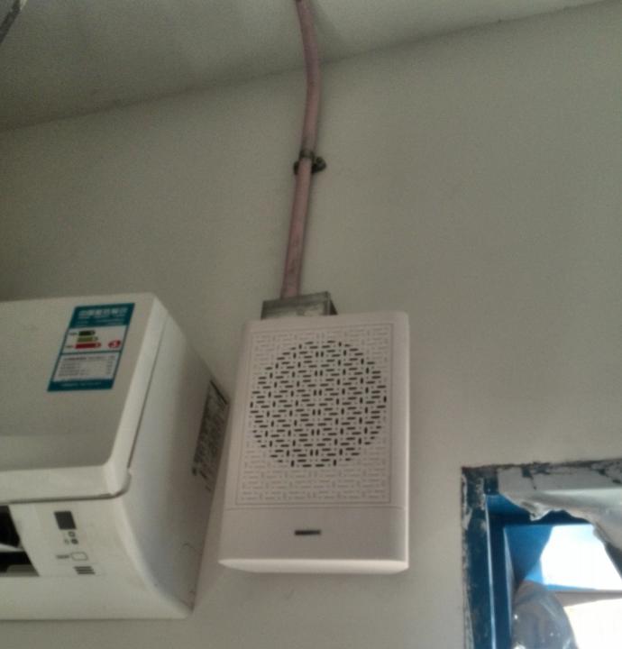 某園區(qū)設消控室，各建筑單體僅有消報、手報、聲光，是否需設廣播、隔離器？